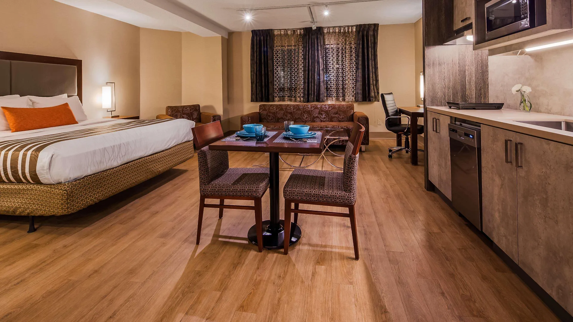 Best Western Plus Ottawa City Centre 3*,